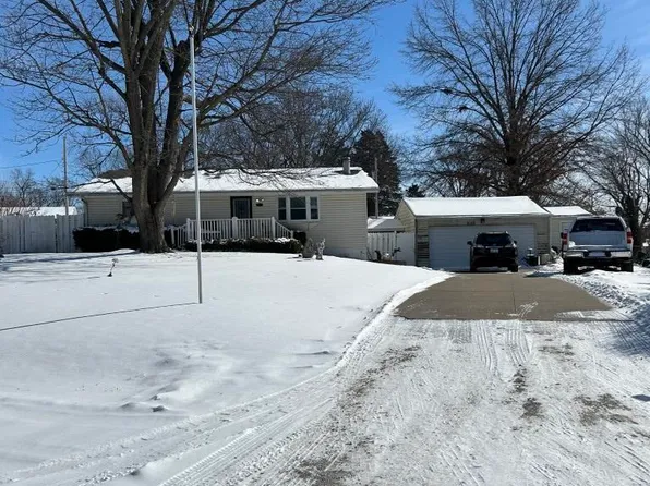 6125 Sheridan St, Davenport, IA 52806