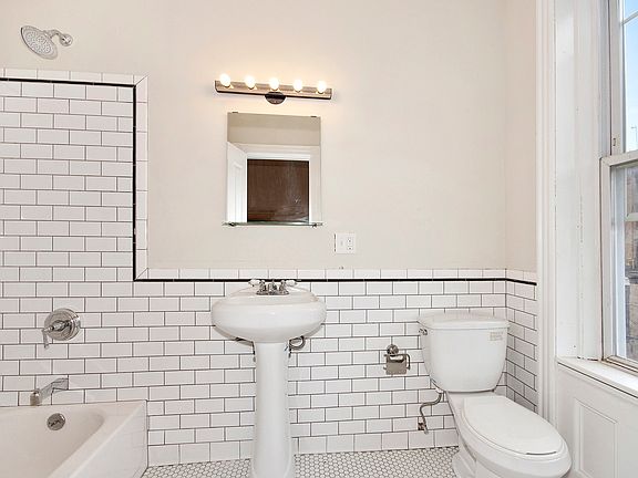 5th image of 248 Jefferson Ave #2