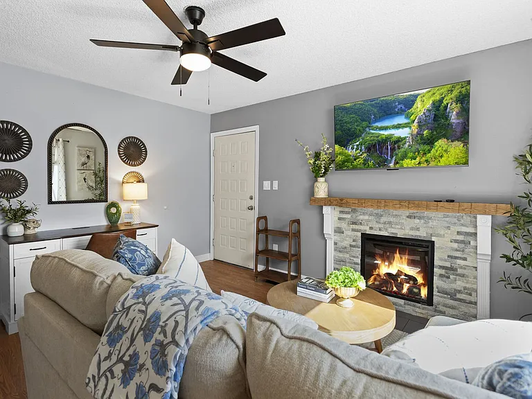 Hearthwood Ln — Photo 3