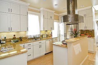 :: 758-760 12th Avenue