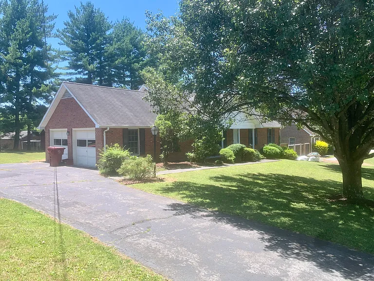 2 Parwood Ct — Photo 2