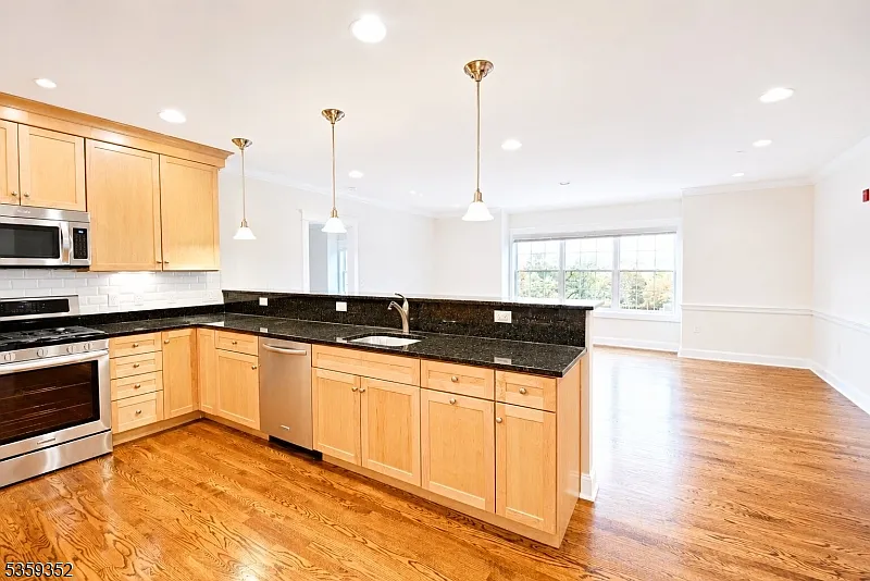2 bed, 2.0 bath, 1369 sqft, $4,400 — Photo 2