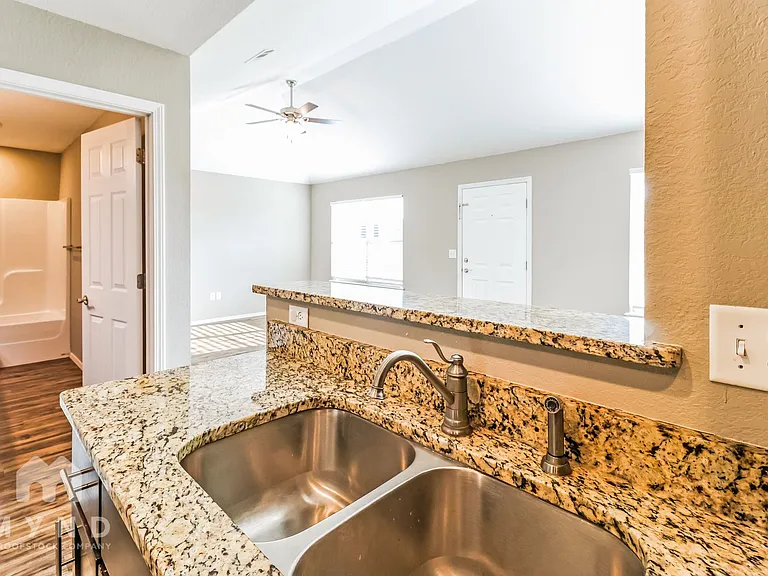 2112 Cedar Cir — Photo 9