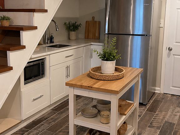 Kitchenette with fridge, hot plate and microwave.