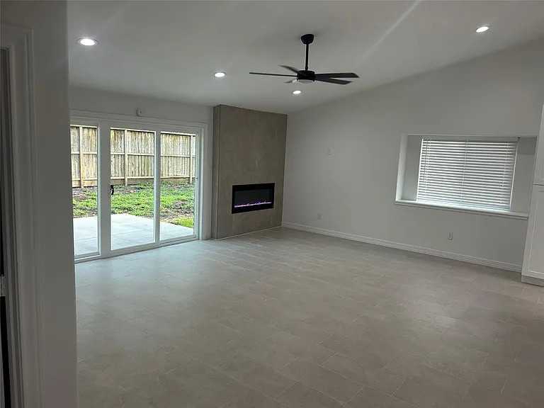 14207 Greenway Dr — Photo 3