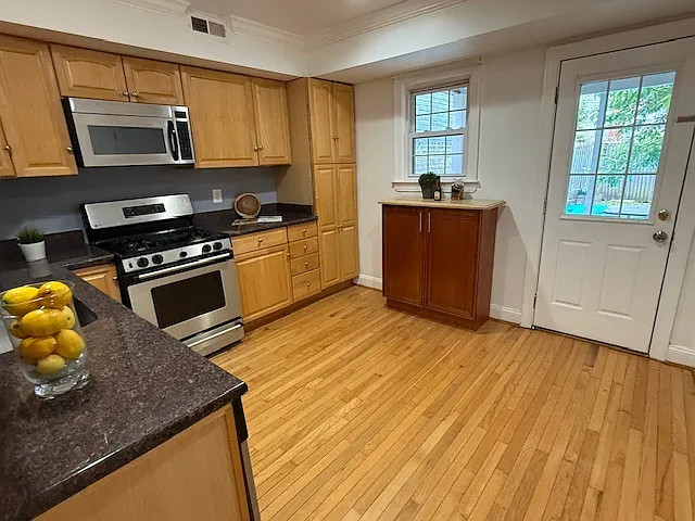 2 bed, 2.5 bath, 1260 sqft, $3,800 — Photo 2