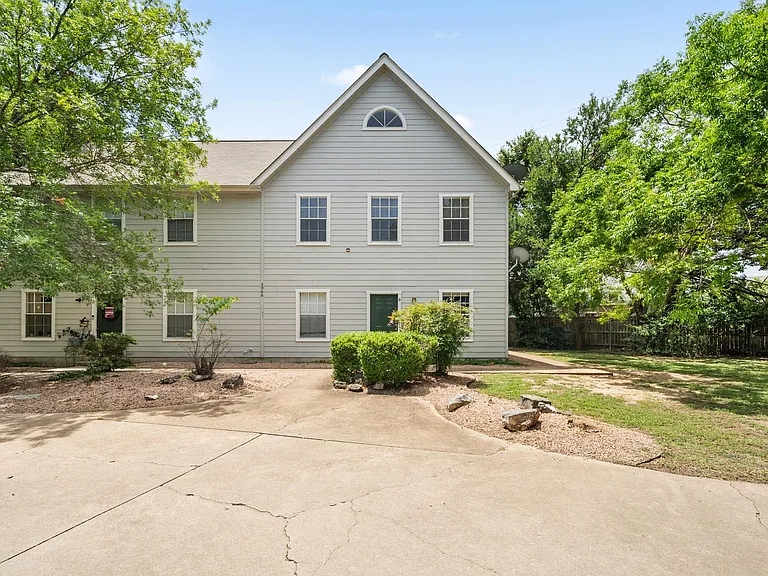 2908 Whisper Oaks Ln #D — Photo 1