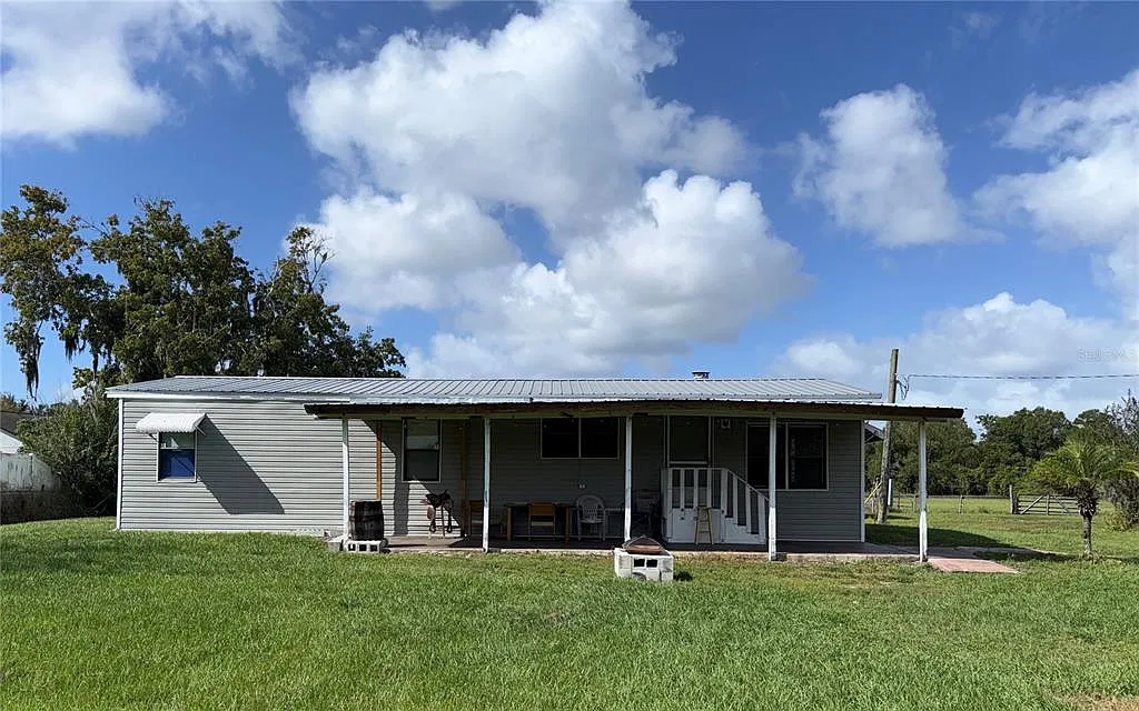 3 bed, 2.0 bath, 1196 sqft, $2,000 — Photo 1