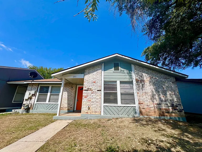 1211 Churing Dr — Photo 2