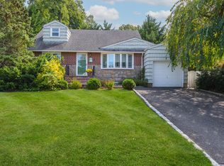 18 Longfellow Dr, Huntington Station, NY 11746