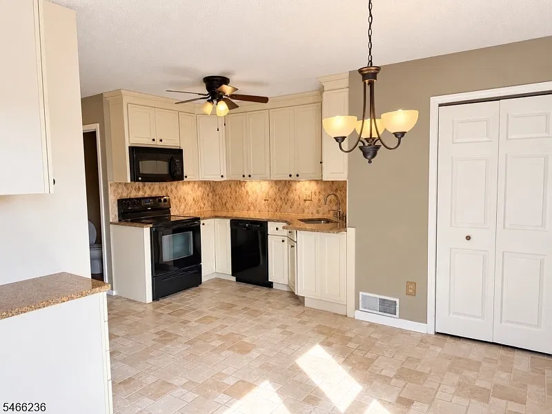 2 bed, 1.5 bath, 1232 sqft, $2,495 — Photo 4