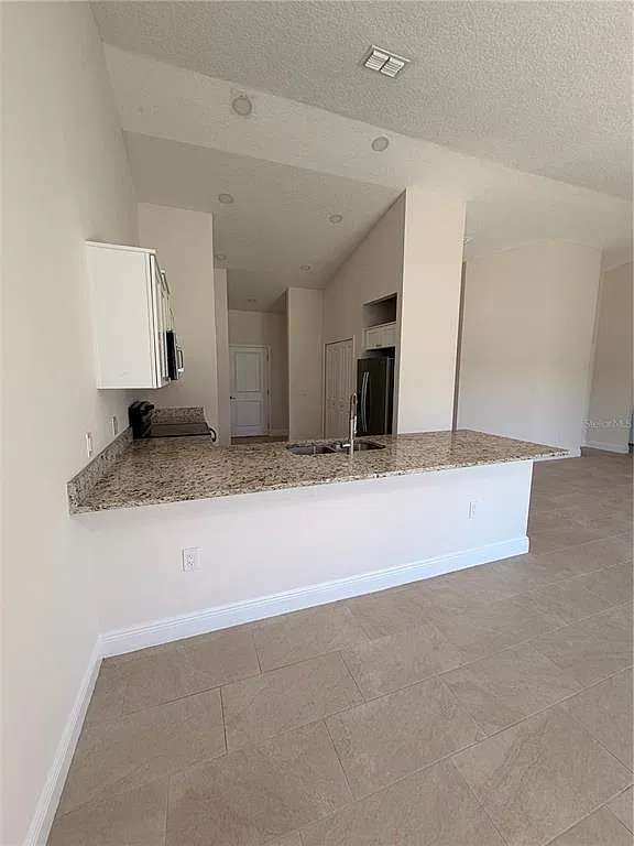 4 bed, 2.0 bath, 1640 sqft, $2,000 — Photo 3