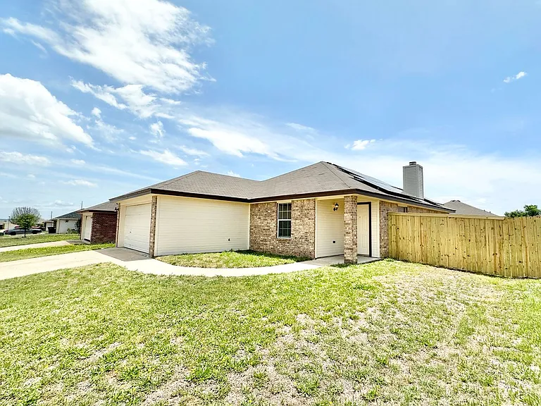 3900 Bolivar Dr — Photo 2