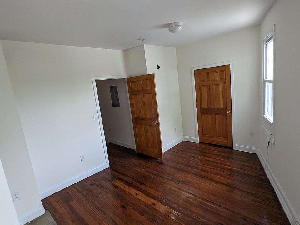 1st image of 4716 Woodland Ave #2F