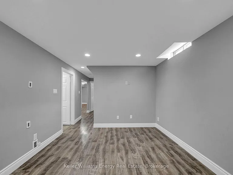 1137 Norman Cres #LOWER — Photo 25