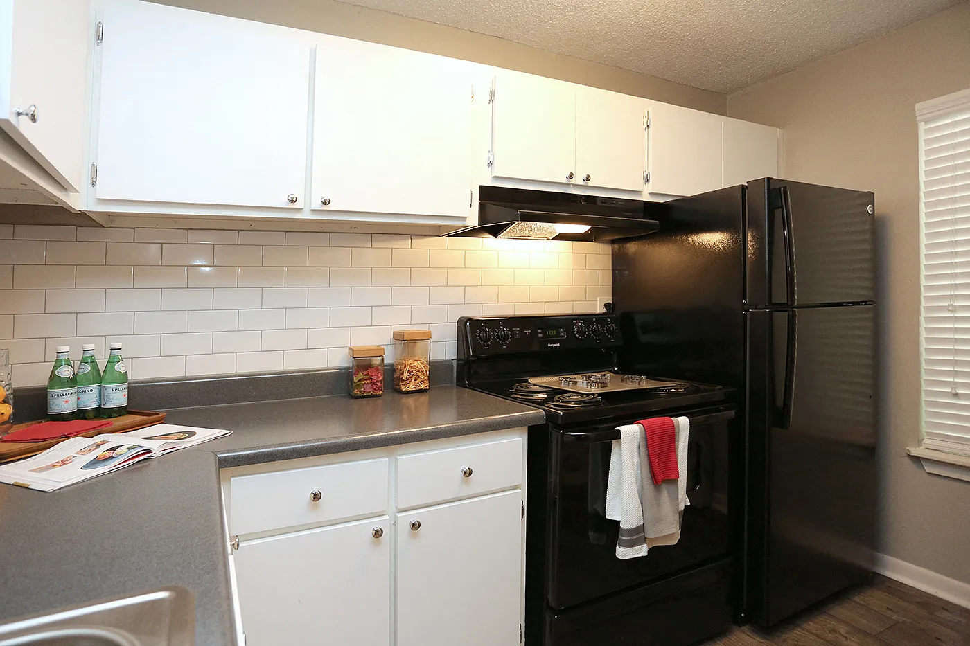 555 Mansell — Photo 2