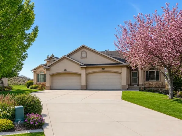 209 Edgewood Cir, North Salt Lake, UT 84054