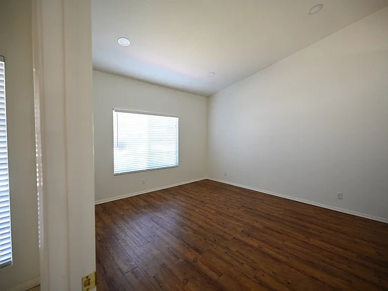 4208 Grandview Dr — Photo 2