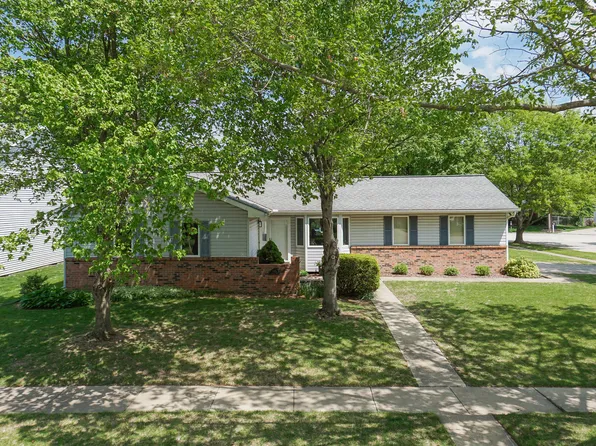 608 Cheshire Dr, Bloomington, IL 61704