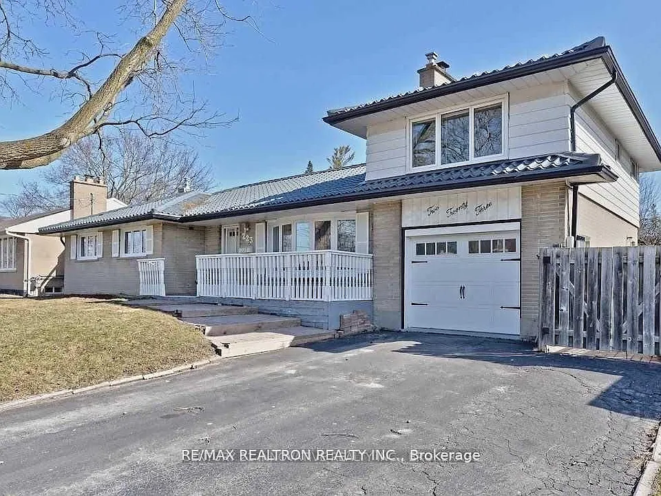 223 Cochrane St