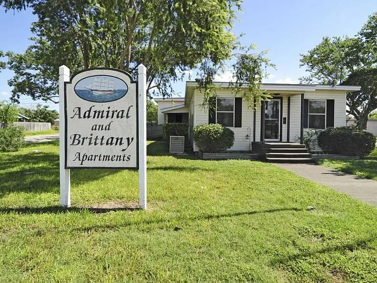 Admiral and Brittany Apartments — Photo 11