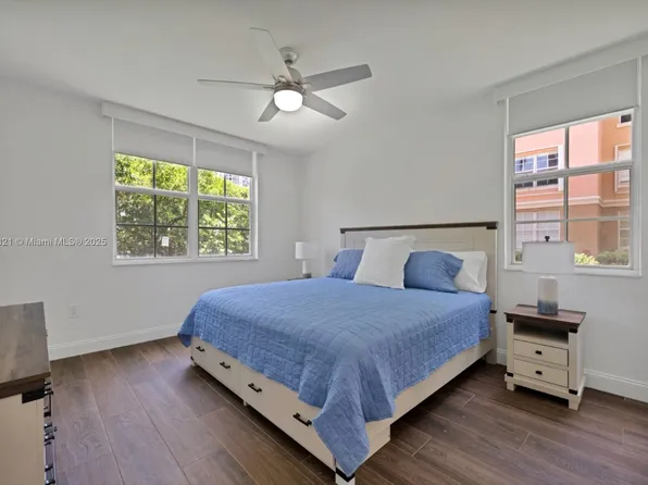 19601 E Country Club Dr, Aventura, FL