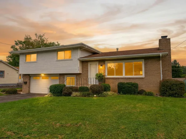 467 Hillview Dr, Morgantown, WV 26505