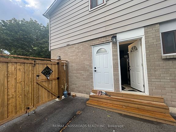 3rd image of 256 Birchcliffe Cres