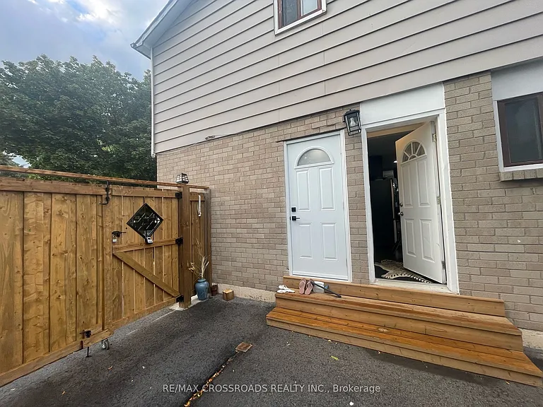 256 Birchcliffe Cres — Photo 3