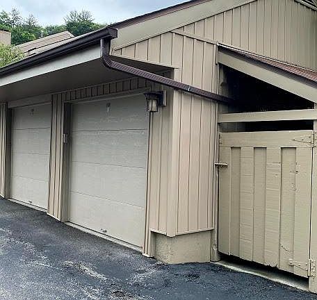 Detached one car garage (adjacent to unit)