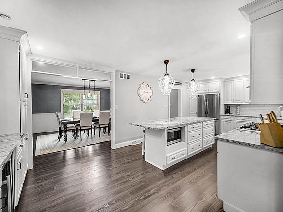 5th image of 307 Lakeside Dr
