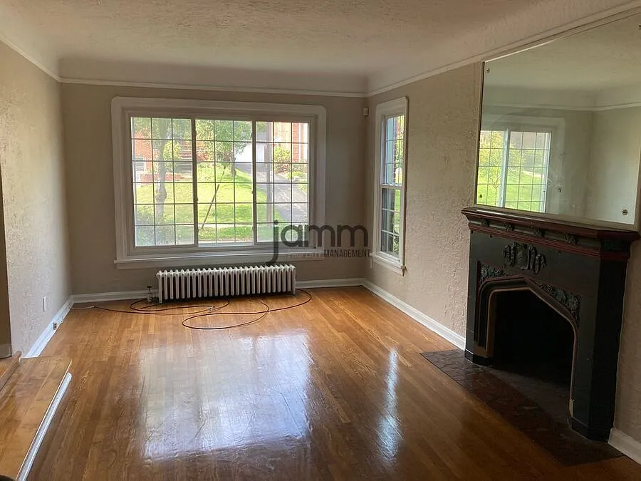 4-Bedroom Unit in University Heights! — Photo 3