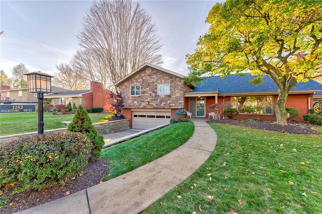 1262 Folkstone Dr photo 1
