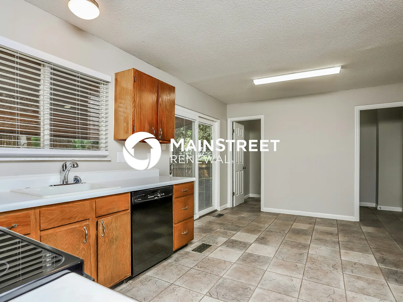 1133 Treetop Village Dr — Photo 4