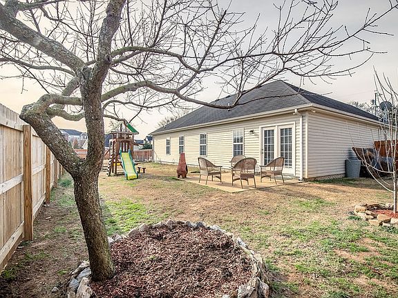 3rd image of 1410 Destiny Dr