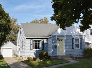 1331 Oaklawn St NE, Grand Rapids, MI 49505