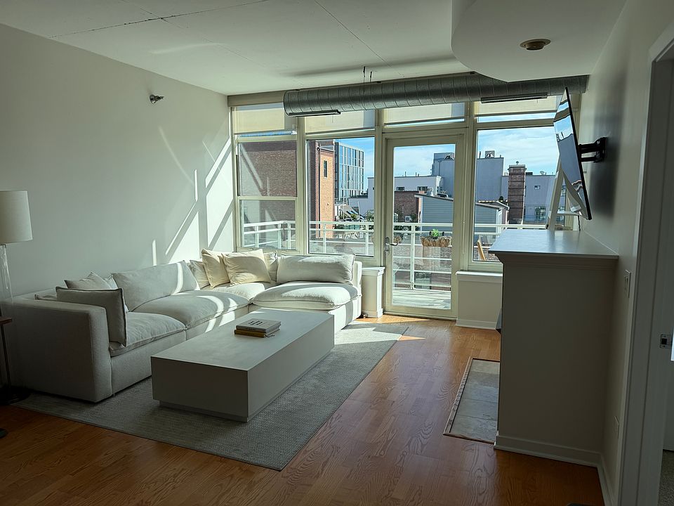 1st image of 909 W Washington Blvd APT 1002
