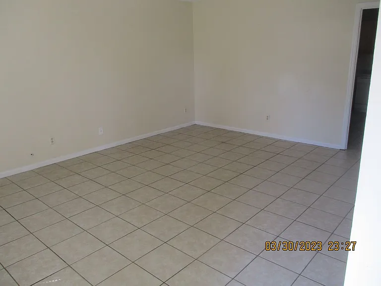 1127 University St #B — Photo 2