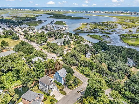 3rd image of 6 Cottage Dr.