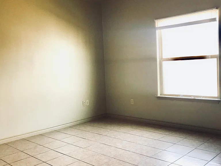 2201 E Travis St #108 — Photo 9