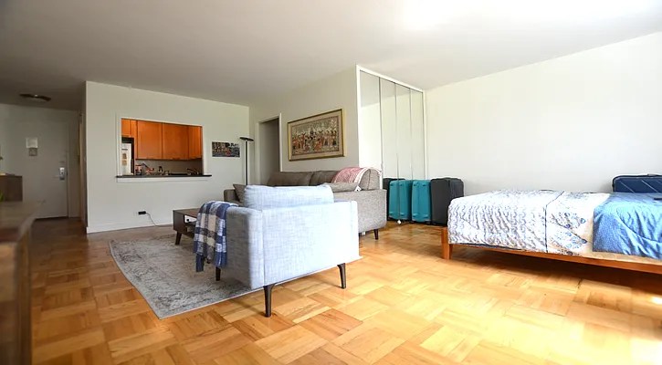 Rented by Manhattan Realty Group | media 18