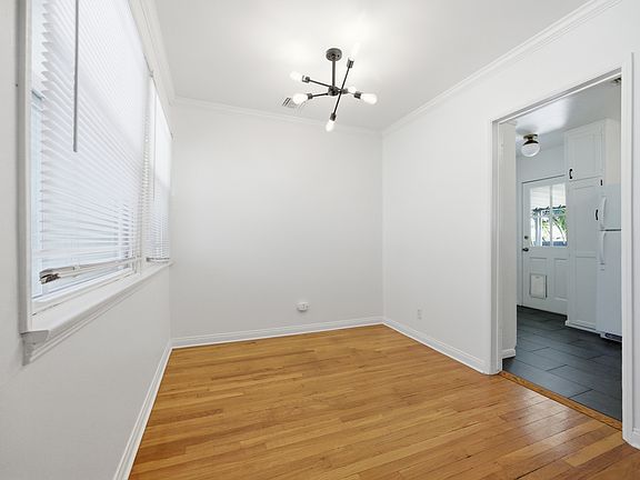 5th image of 7439 Amestoy Ave