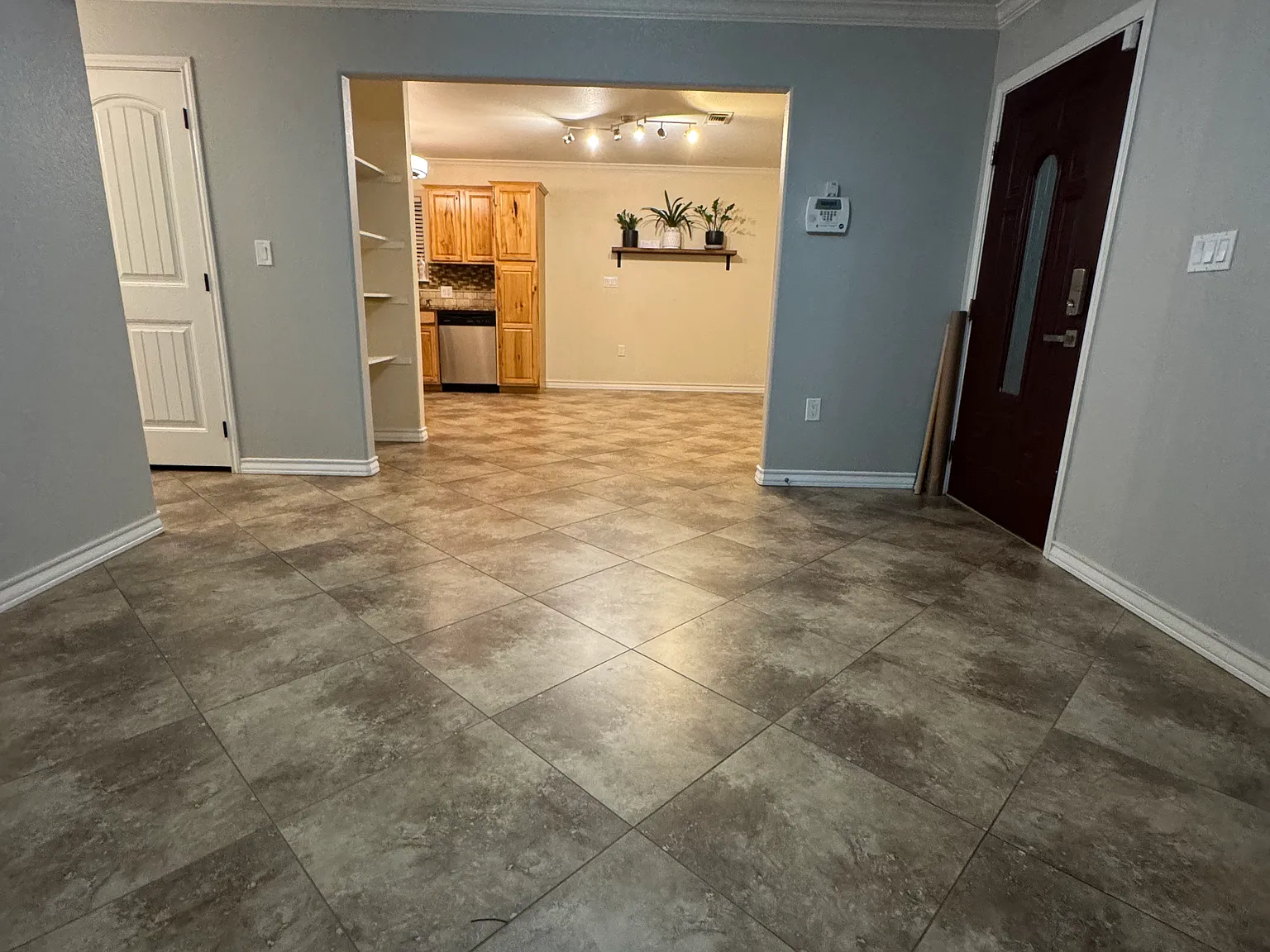 3 bed, 1245 sqft, $2,000 — Photo 2