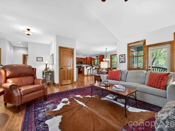 24 Triple Fairways Dr, Hendersonville, NC 28739