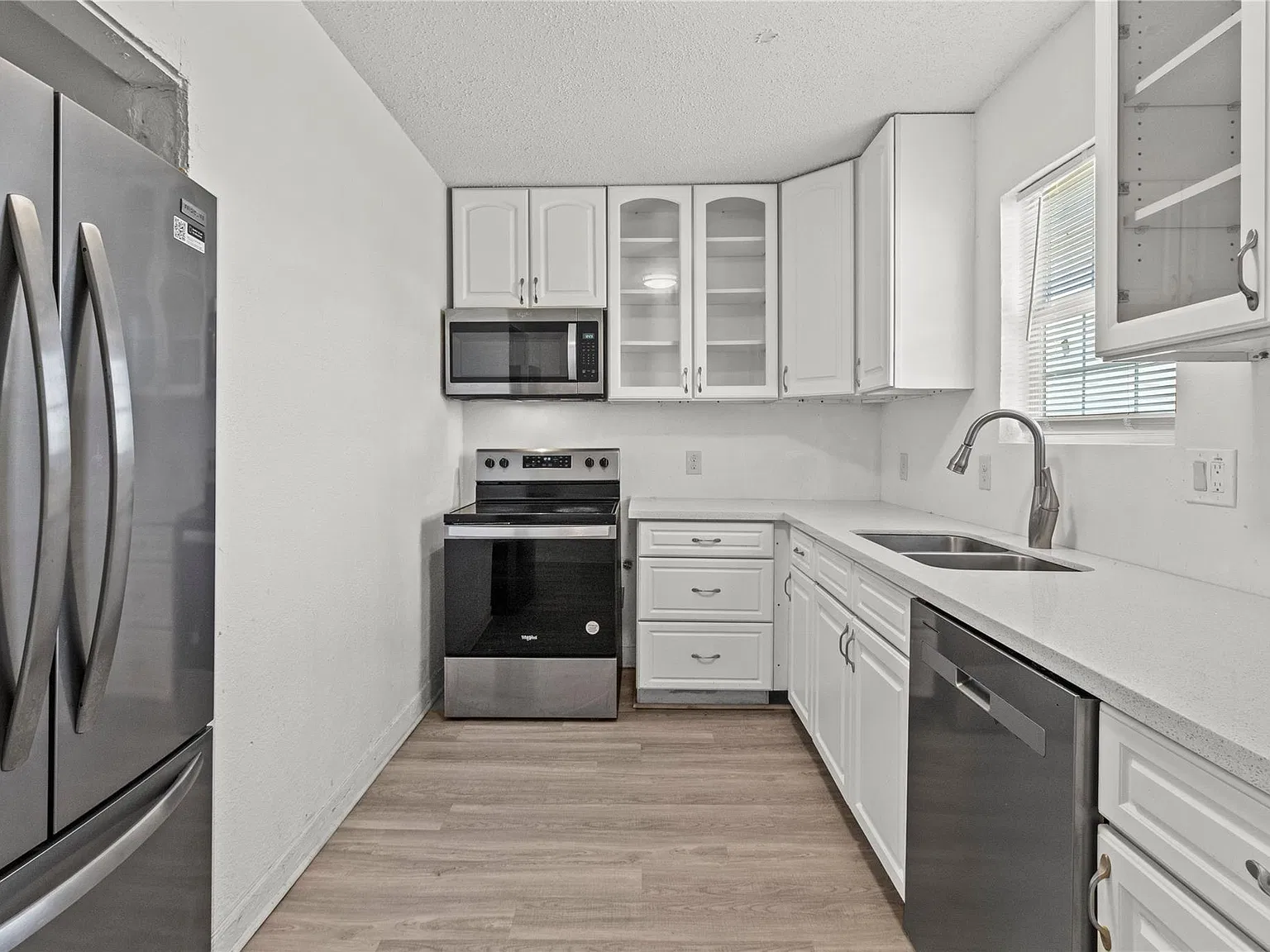 2 bed, 1.0 bath, 728 sqft, $1,300 — Photo 2