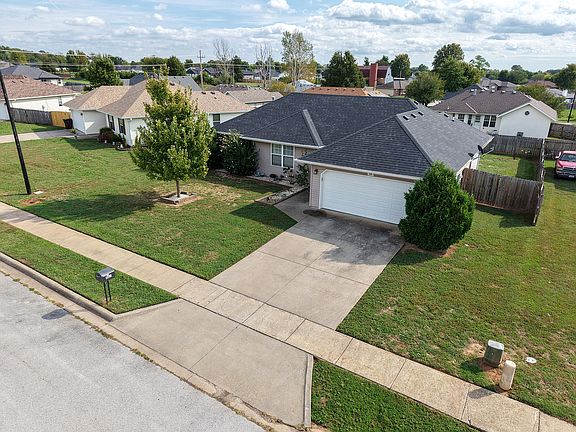 2nd image of 526 N Taylor Drive