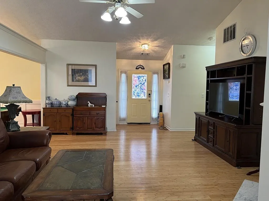 3 bed, 2.0 bath, 1766 sqft, $2,200 — Photo 3