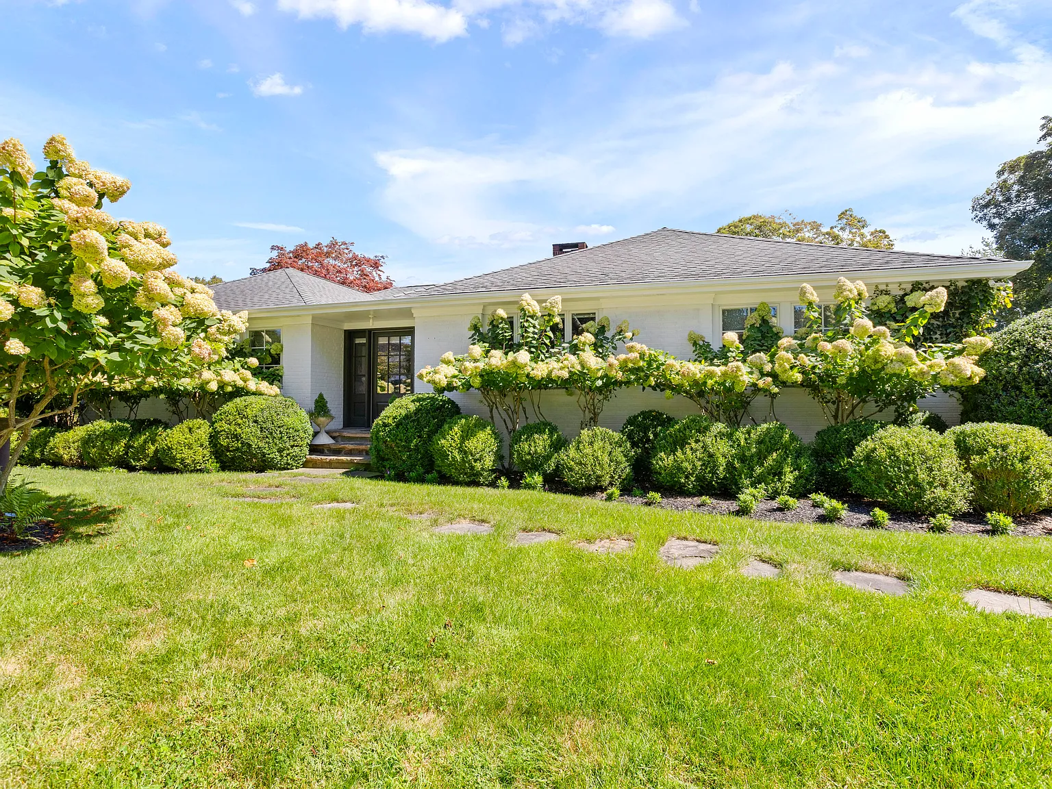 3 Bedroom 3.5 Bath Southampton Village Jewel — Photo 1