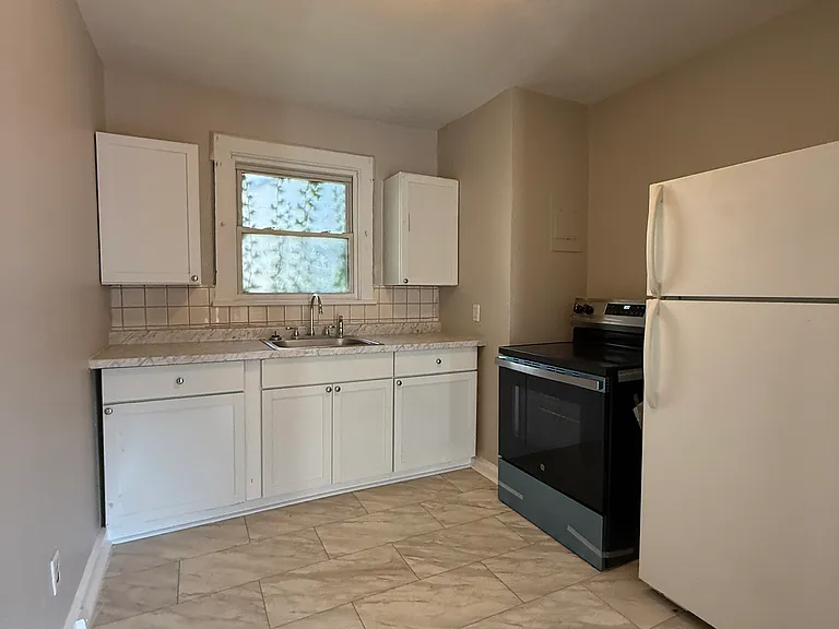 402 W Spring St — Photo 3