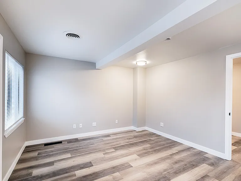 1011 W Willow Ave — Photo 12
